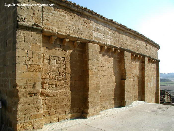 MURO NORTE DEL TEMPLO, CON CORNISA ORIGINAL